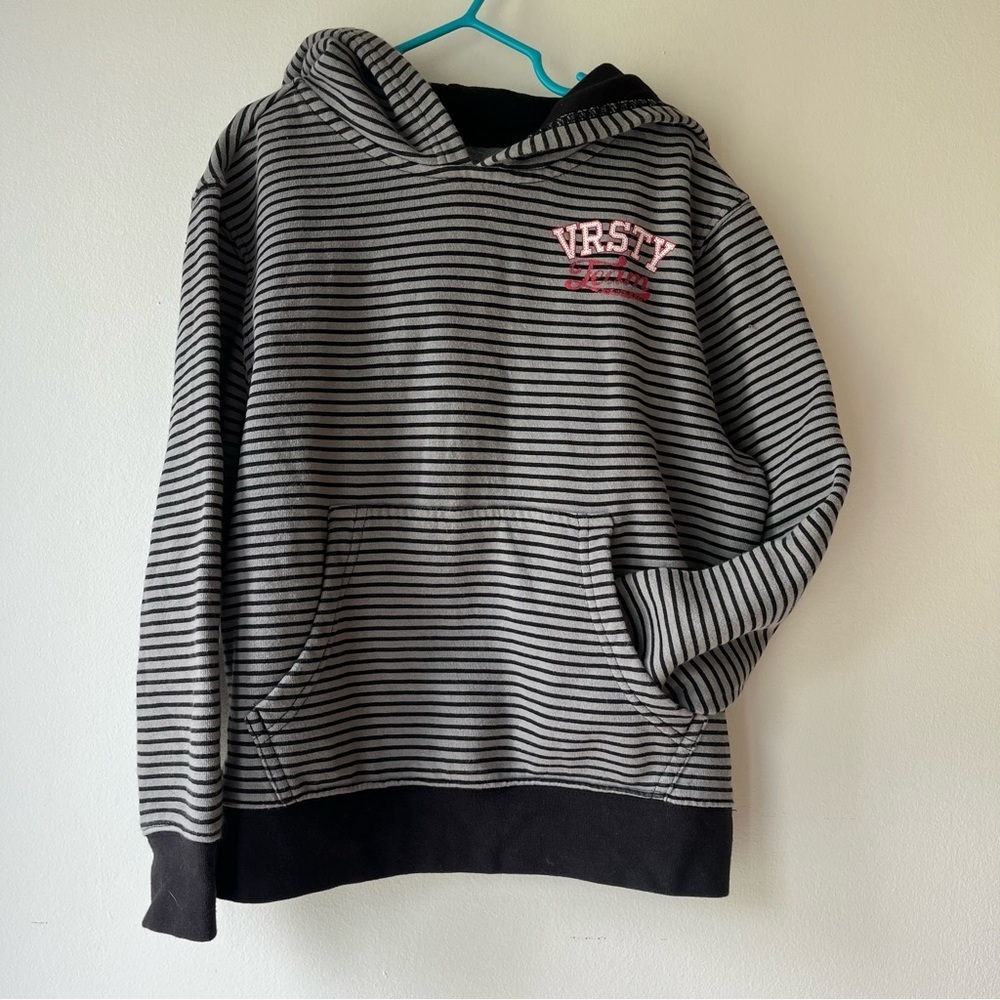 🌼 5/$25 Old Navy Boys VRSTY Team Hoodie Size S (6-7) Gray Black Striped Pullover
